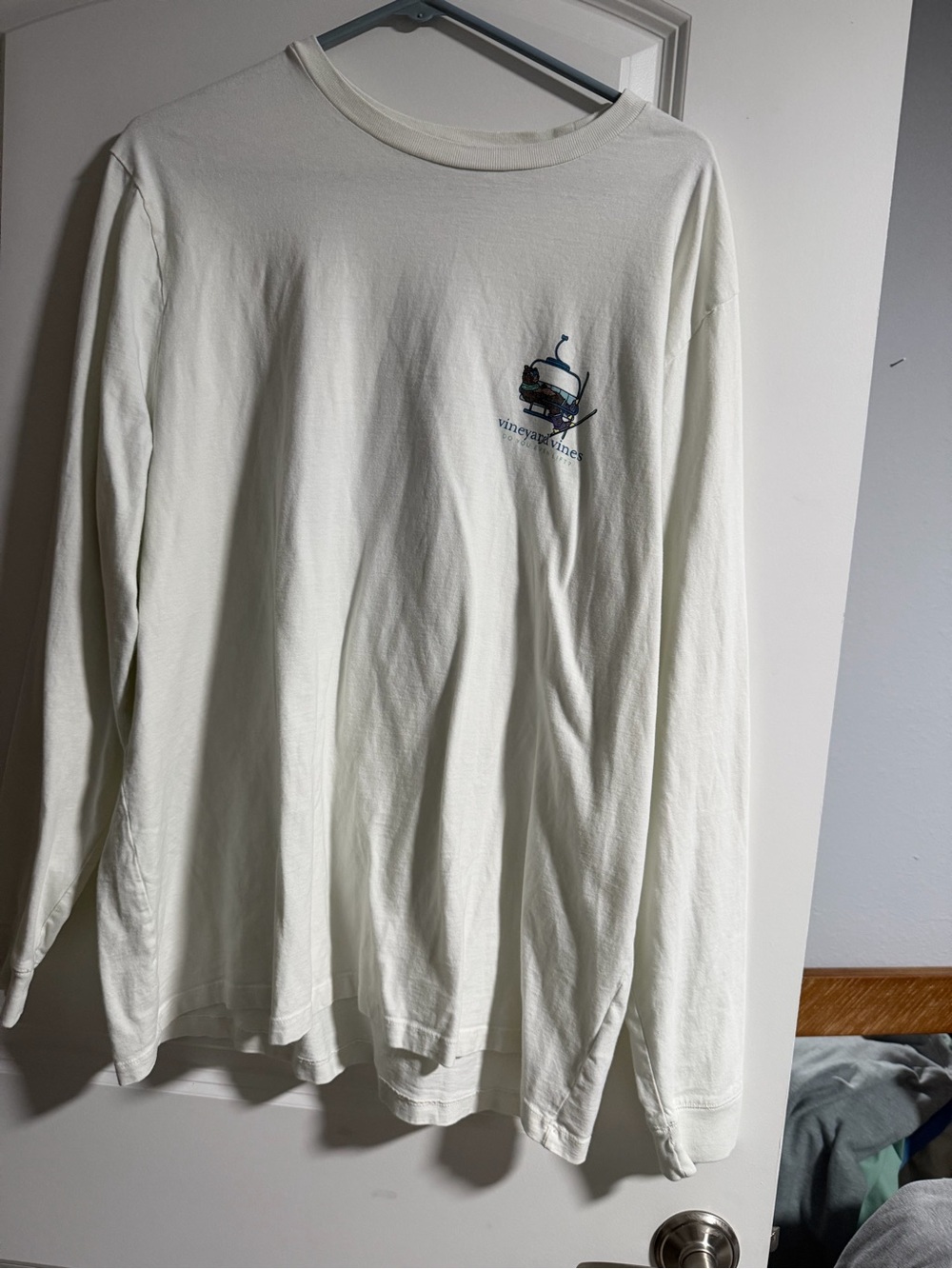 Vineyard Vines Cream Long-Sleeve Crewneck with Small Boat Graphic